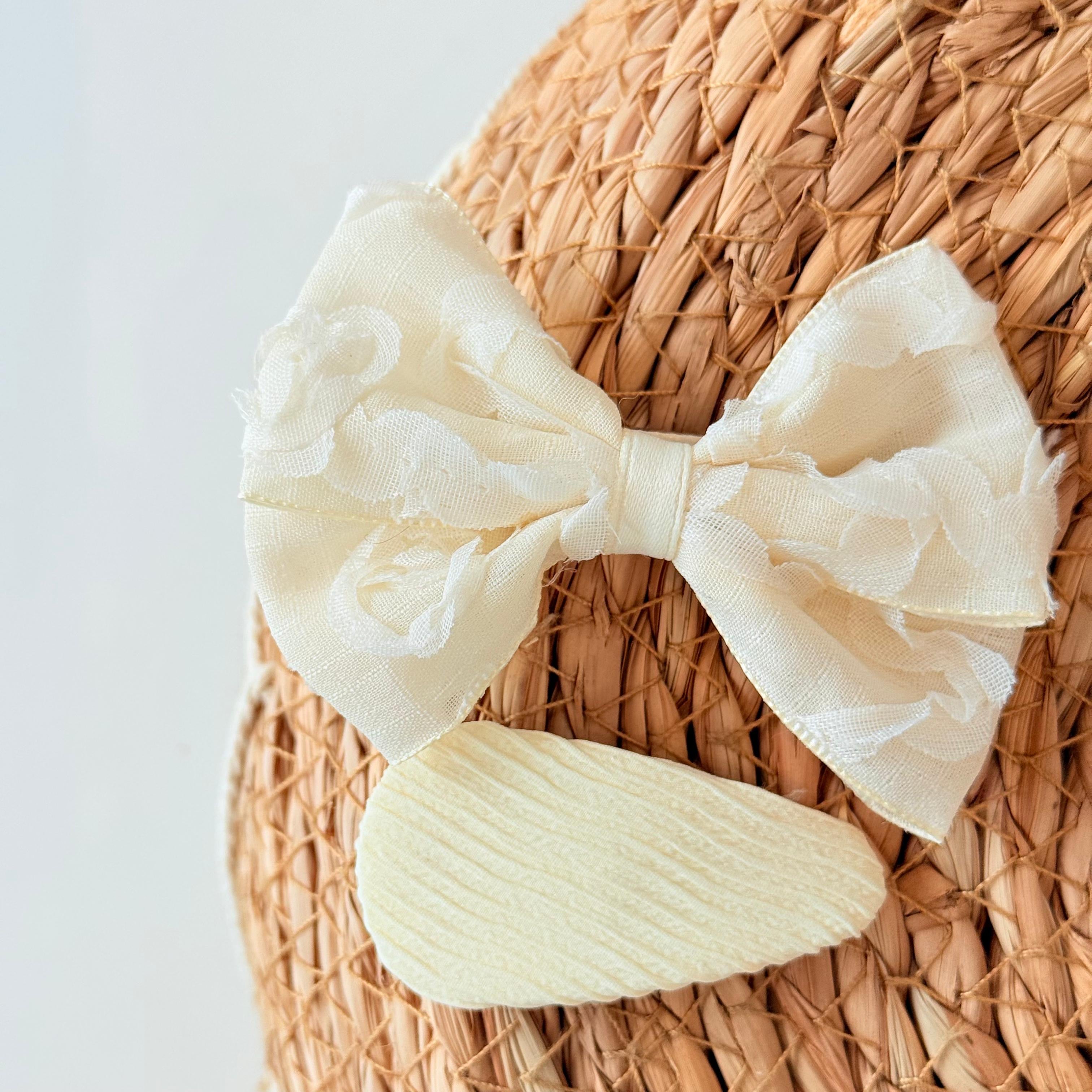 Cream bow w/ clip